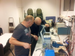 Maarten en Peer maken ruimte op de werkbank