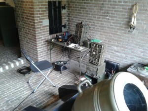 Op de tafel zie je links de FT 857 en rechts daarvan de GRC 9 AM zendontbanger