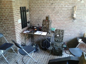 Op de tafel zie je links de FT 857 en rechts daarvan de GRC 9 AM zendontbanger