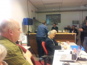 Guus PA3EHP krijgt een bloemetje voor het vele jaren verzorgen van de bar en wat daar nog meer bij komt kijken 