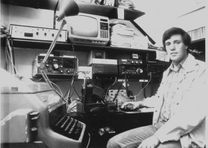 Mijn shack rond 1980 met links de Siemens T100-telex en daarboven de RTTY-converter