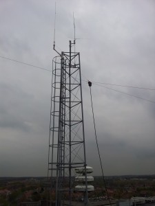 Balun met daarachter onze zendmast