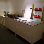 De grote zware ladekasten staan op hun plek