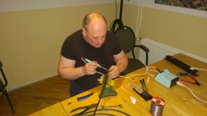 Remco PE1PIP monteert een plug
