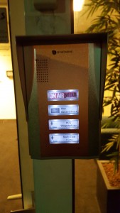 Intercom bij nacht